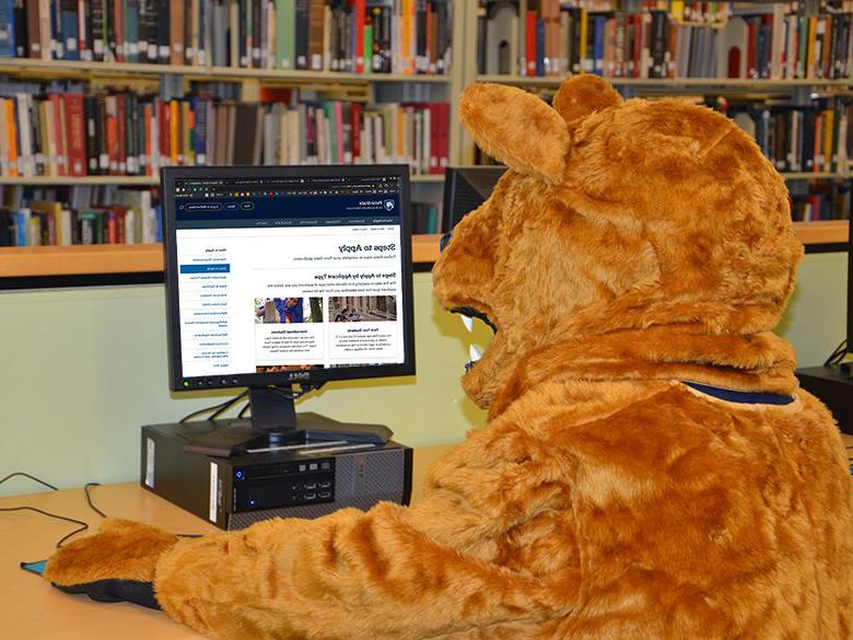Nittany Lion在电脑上申请大学
